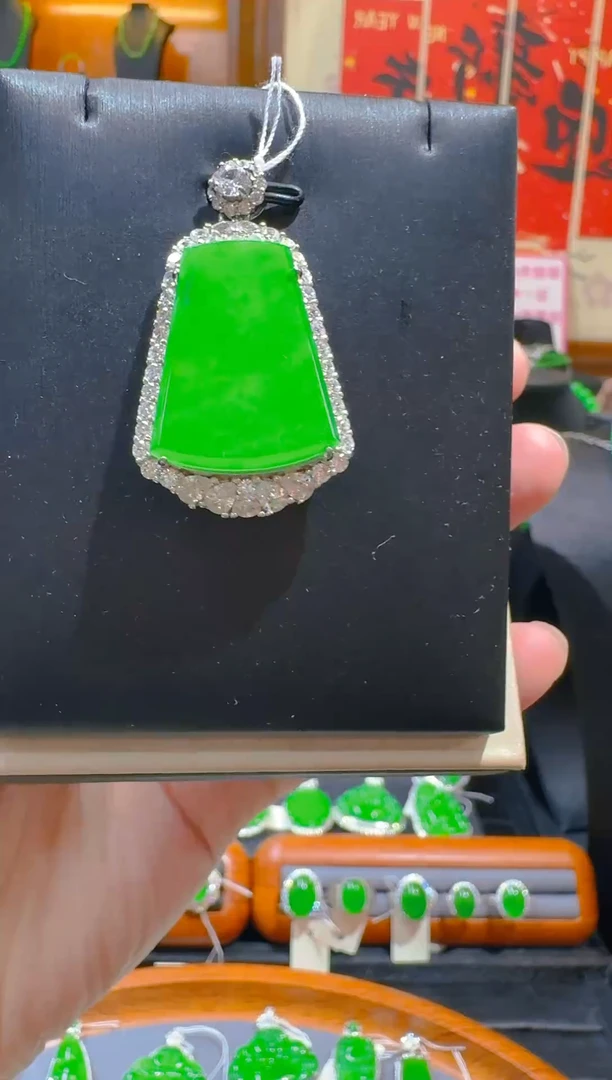 【闪购商品】翡翠吊坠(赠链)银S925镶嵌天然A货翡翠