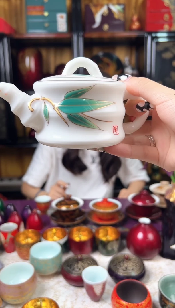 白瓷竹节型白瓷壶