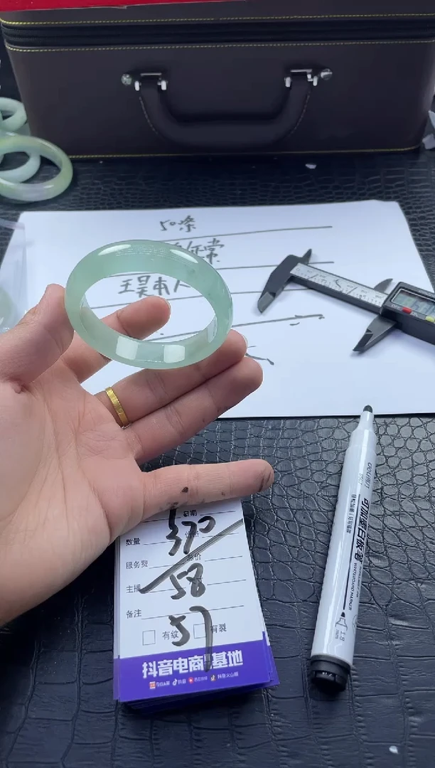 时尚大女王冰透美人镯A324