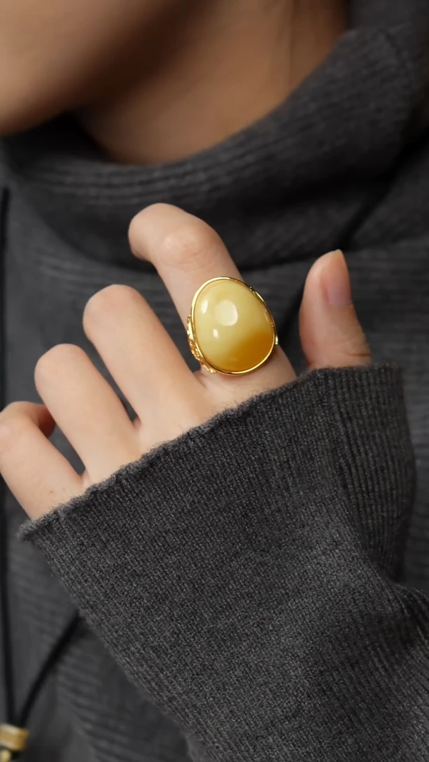 银S925镶嵌蜜蜡戒指水滴，祥云托