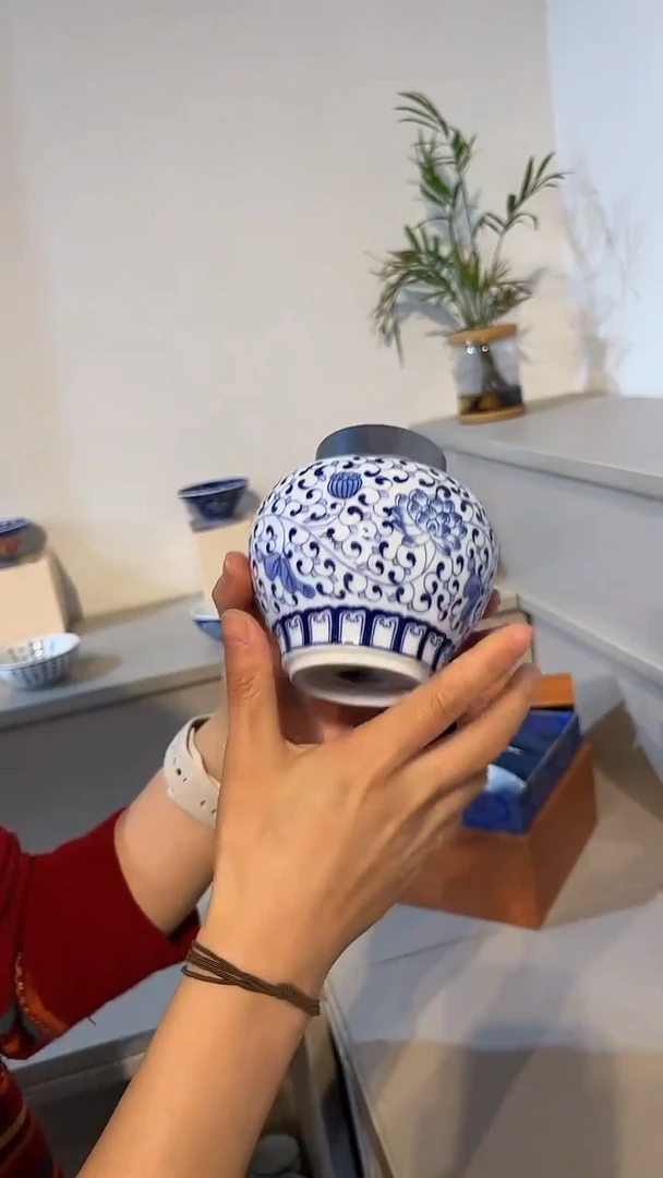 景德镇高温瓷缠枝莲茶叶罐