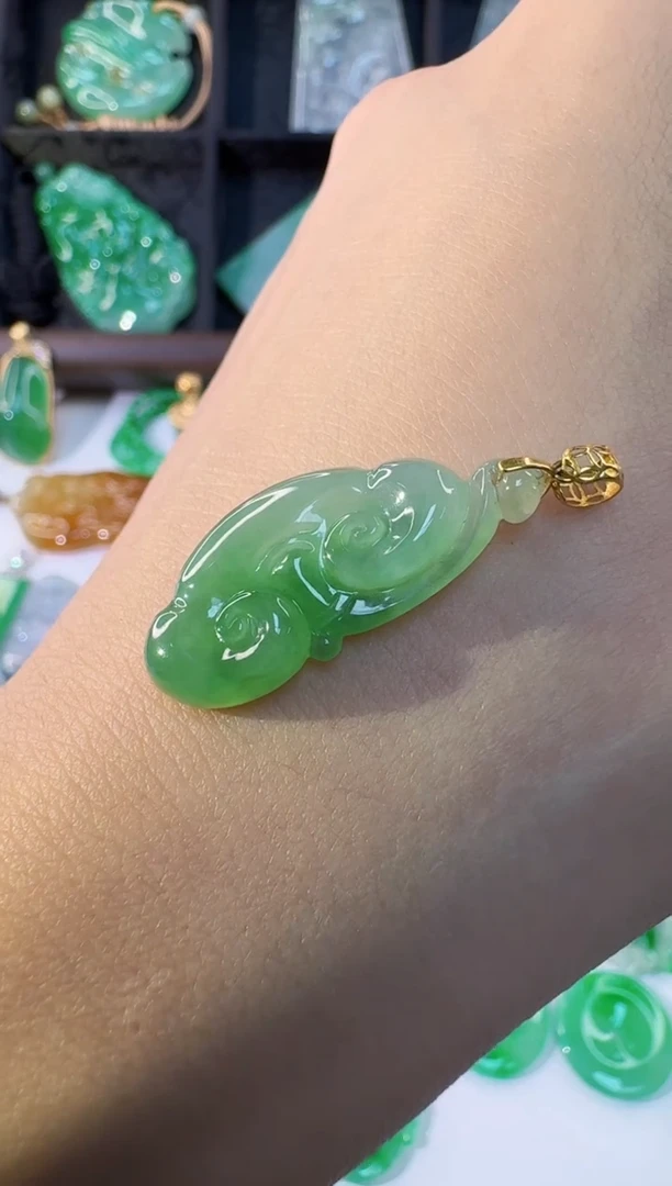 颈饰18K金镶嵌翡翠缅甸A货翡翠