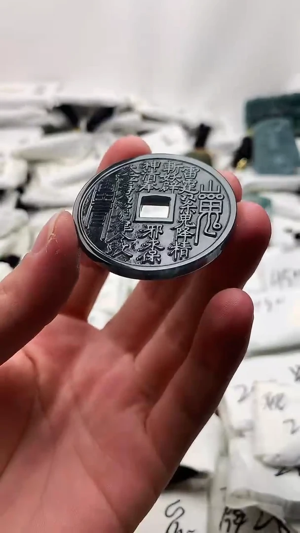 翡翠未镶嵌颈饰山鬼