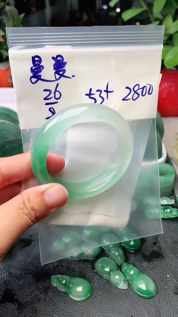 定制石英质玉（非洲翠）?*曼手镯