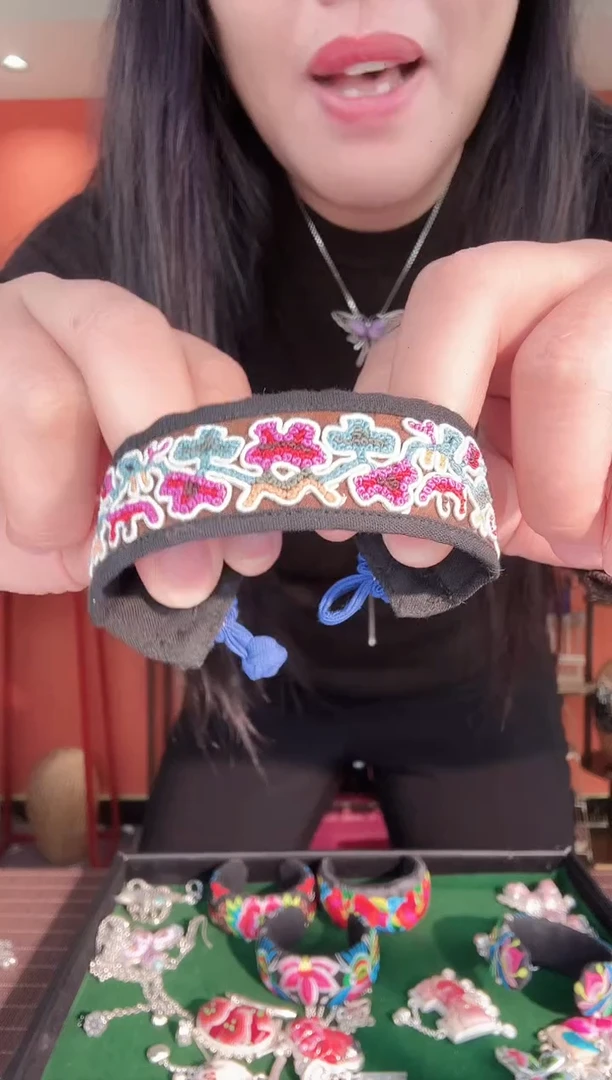 织绣非遗手工苗绣首饰77