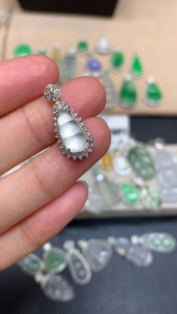 颈饰18K金镶嵌翡翠福豆【无服务费