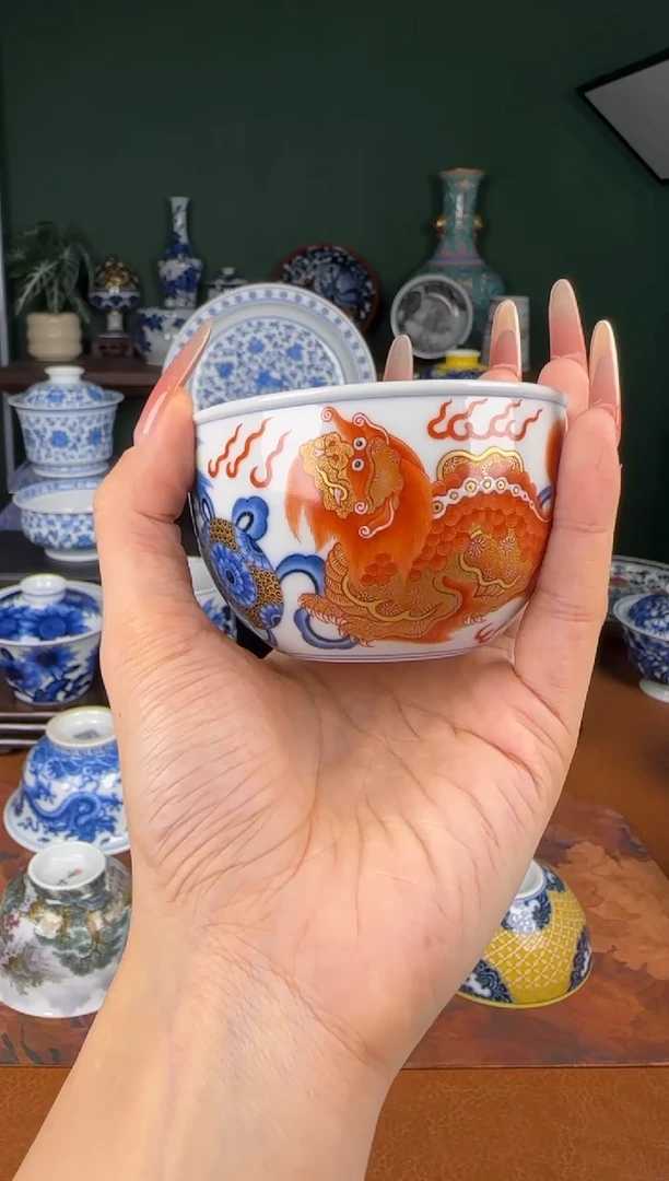 杯洪印幕明。 青花加彩狮子滚绣球。 缸杯