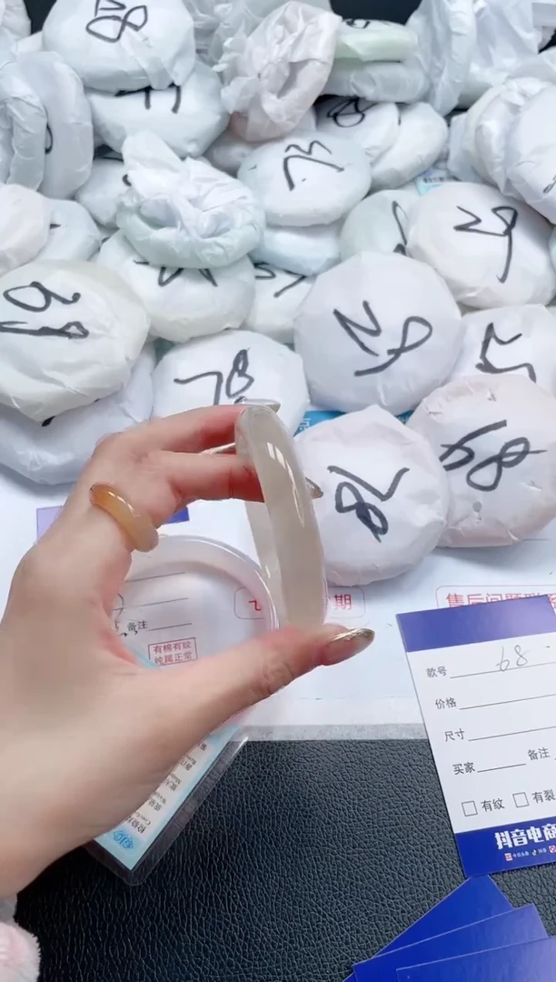 【闪购商品】石英质玉手镯未镶嵌25J68-56