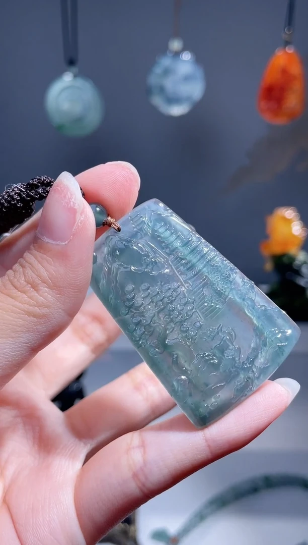 翡翠未镶嵌颈饰山水