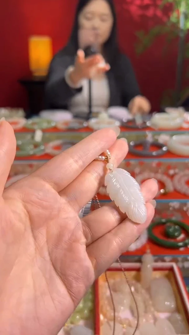 颈饰未镶嵌和田玉白玉羽毛吊坠