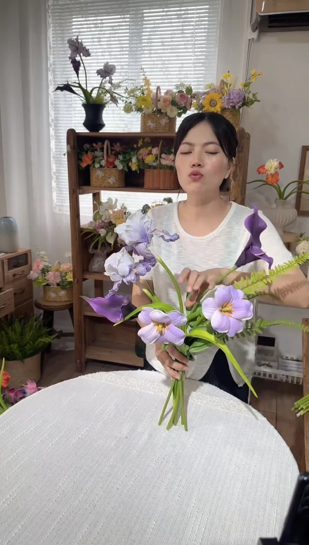 75紫色系手感鸢尾花混搭花束，清仓尾货福利