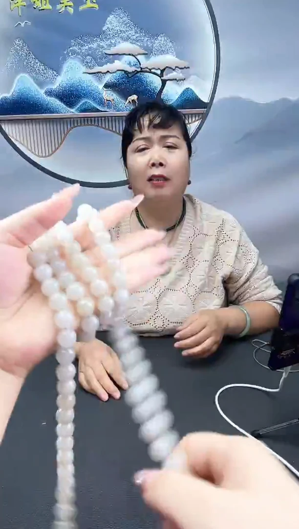 未镶嵌带点密玉（石英质玉）带点