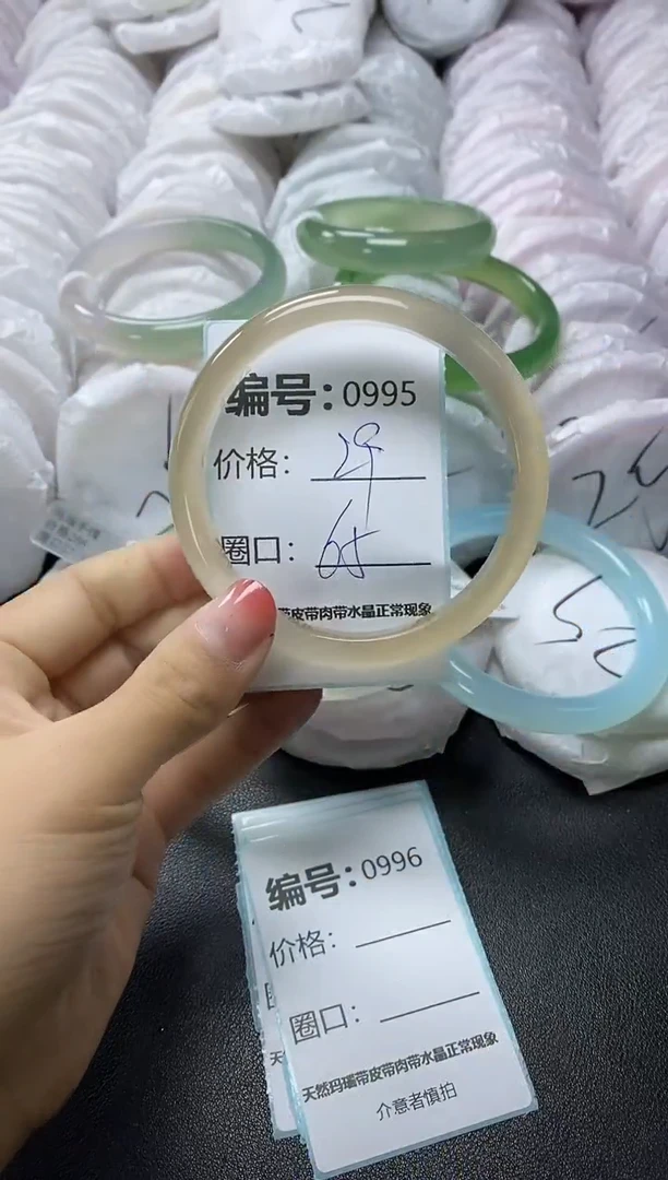 【闪购商品】石英质玉手镯未镶嵌995
