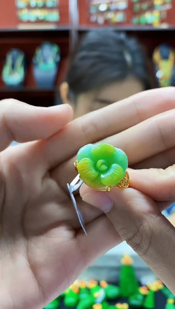 颈饰未镶嵌翡翠戒指