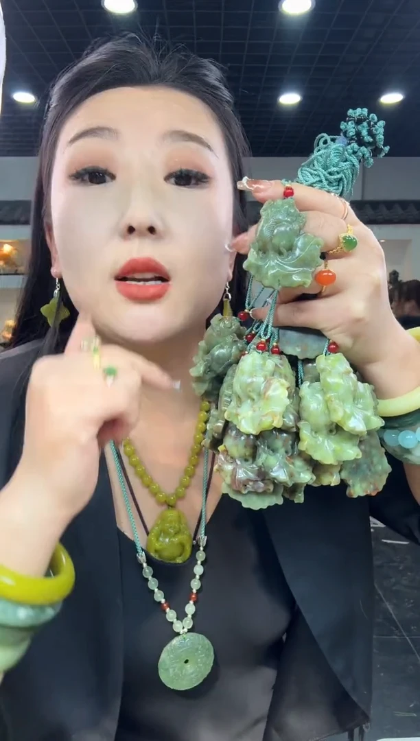 【闪购商品】岫玉颈饰未镶嵌三色花玉金鱼满堂