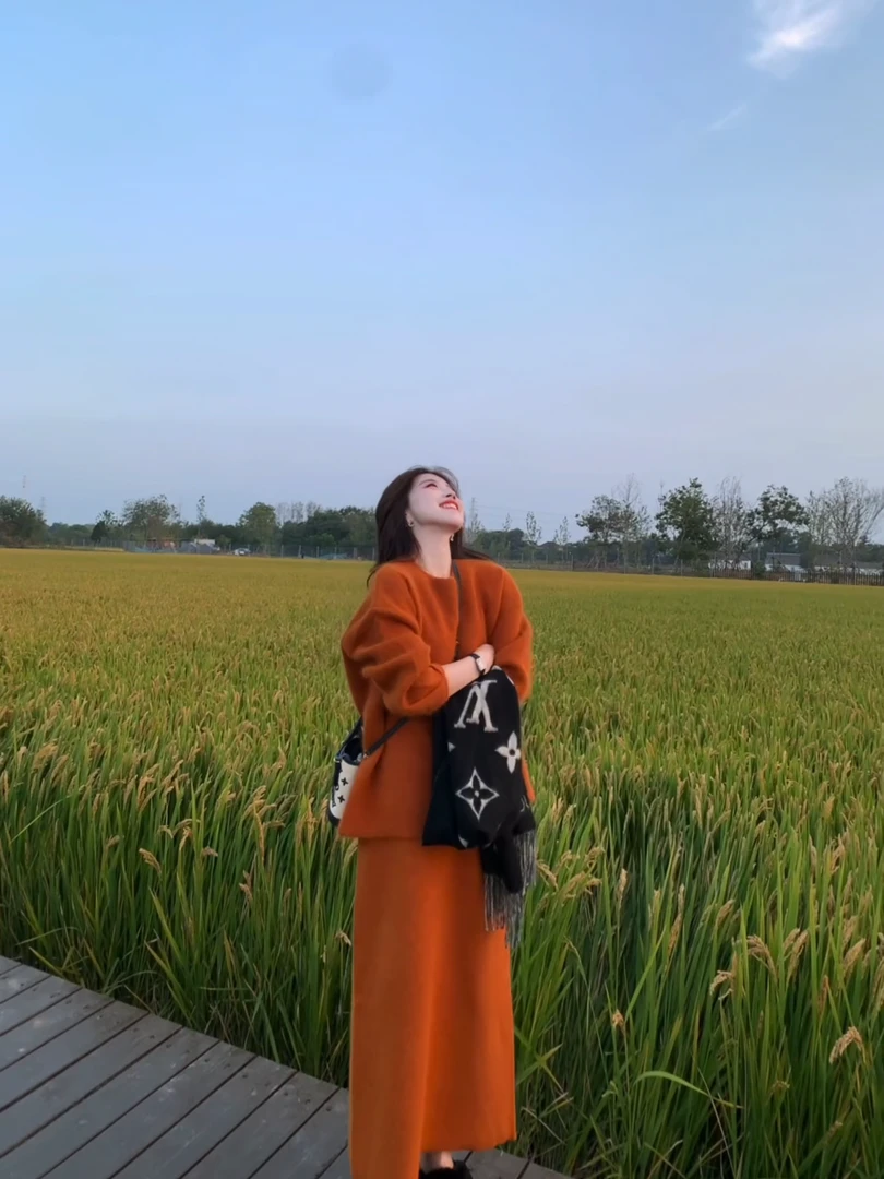 2025年秋冬季韩系慵懒风橘色圆领长袖针织衫减龄高级感时尚半身裙