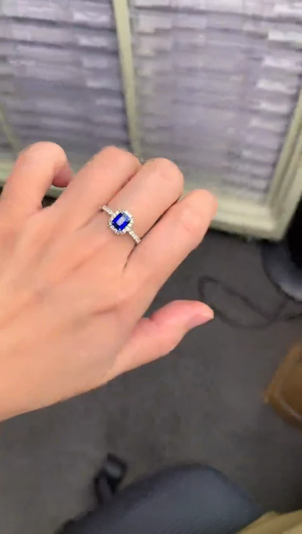 【闪购商品】蓝宝石戒指18K金镶嵌1.1ct皇家蓝戒指