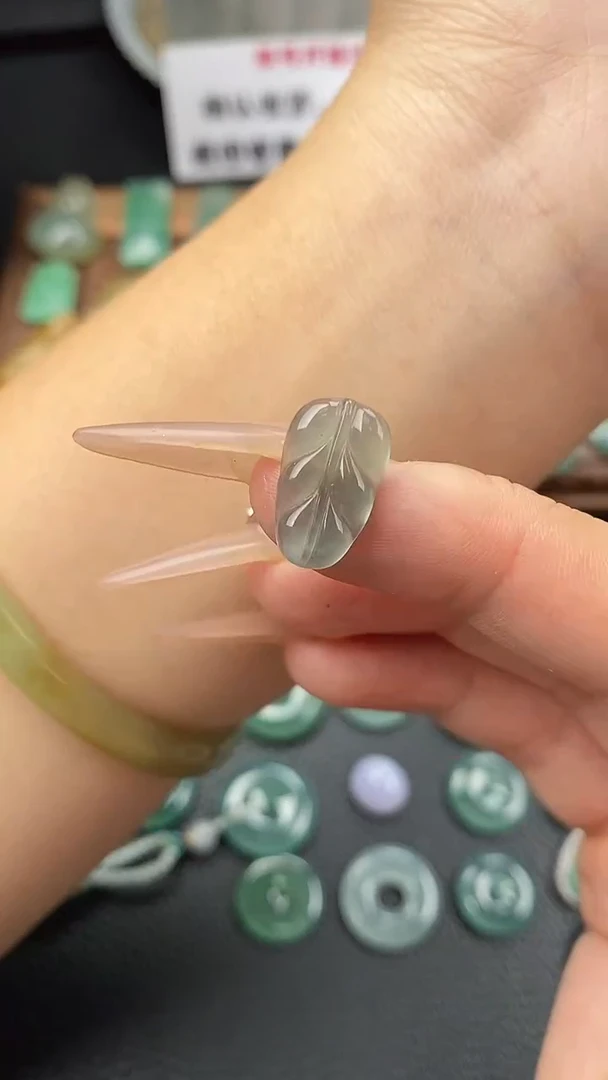 颈饰未镶嵌翡翠叶子