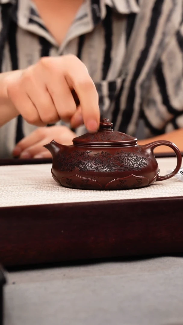 茶杯紫砂铁血红砂 莲花寒江 刻绘