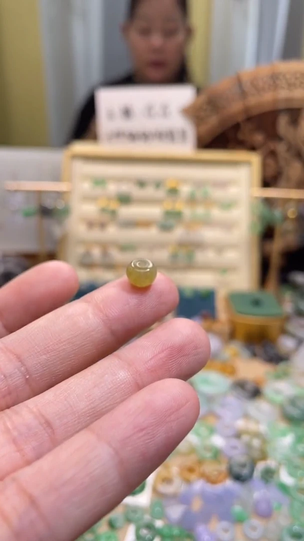 颈饰未镶嵌翡翠珠子