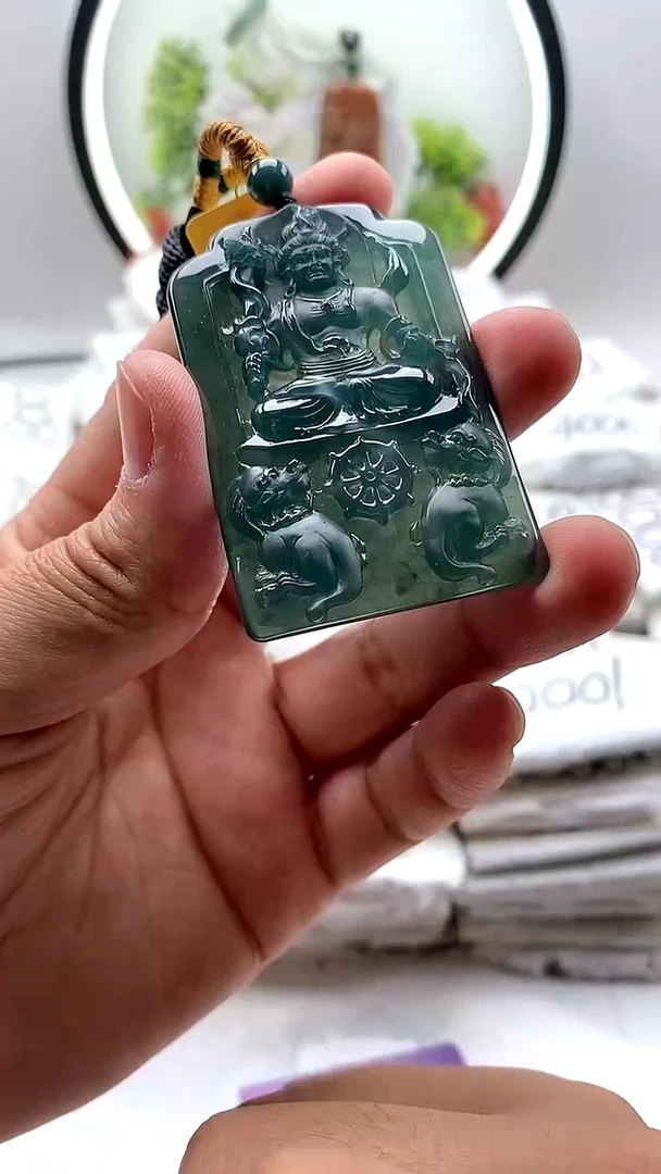 翡翠未镶嵌颈饰不动明王