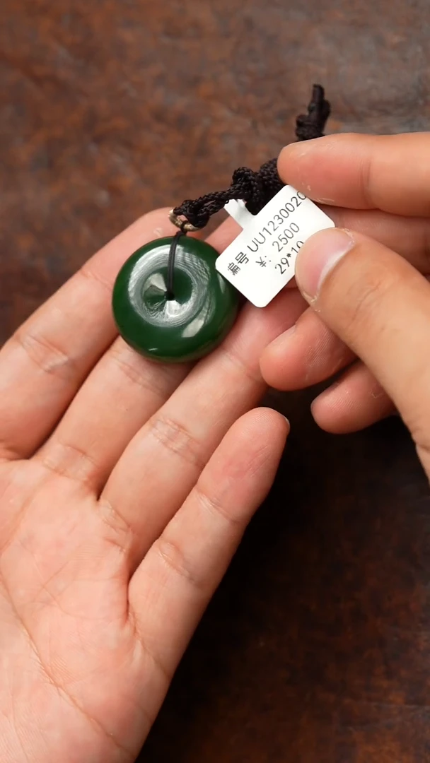 颈饰未镶嵌和田玉吊坠 UU