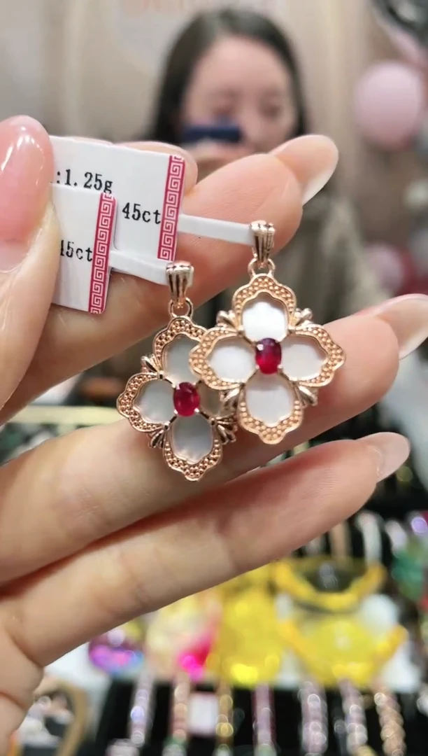 18K金镶嵌红宝石吊坠（不含链）多样性发其一