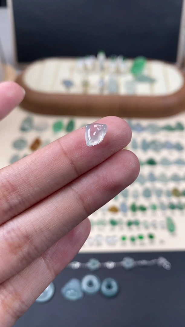 翡翠未镶嵌颈饰翡翠冰种莲蓬