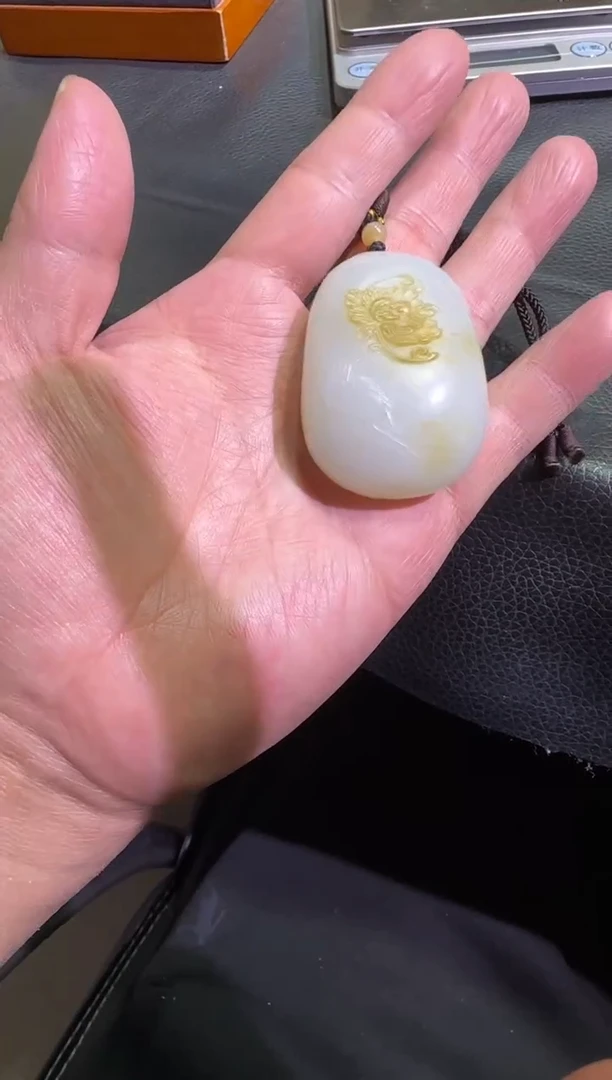 吊坠(赠链)未镶嵌和田玉金山糖白吊坠（产地直发）