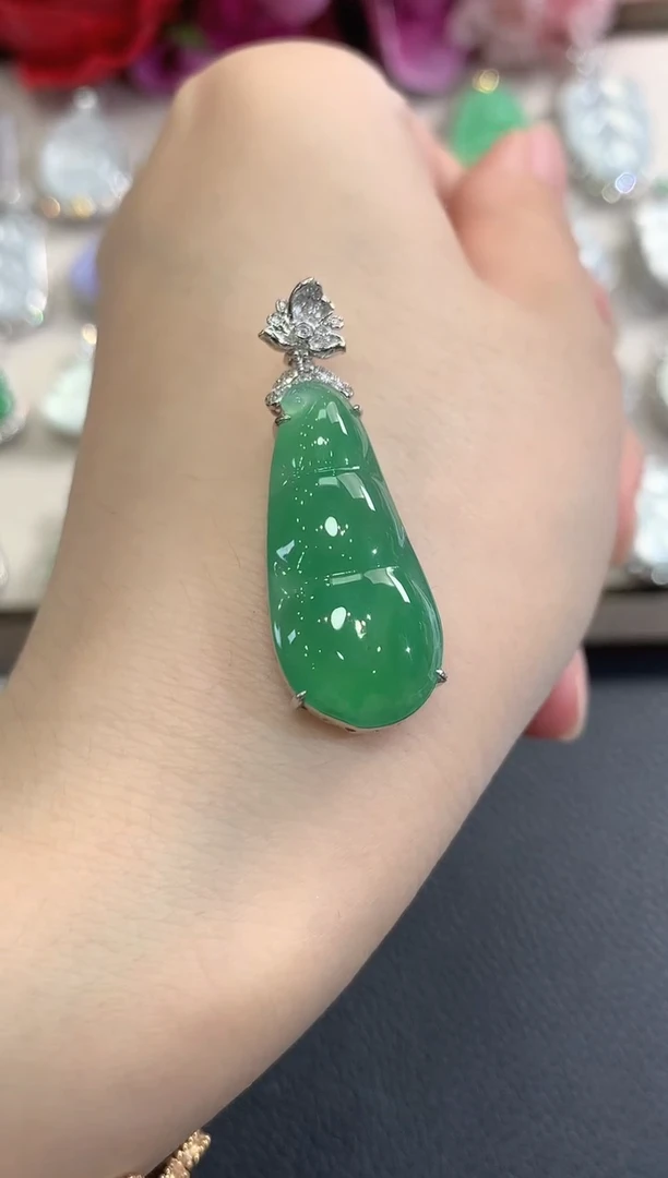 吊坠(不含链)18K金镶嵌翡翠春日珠宝 B41