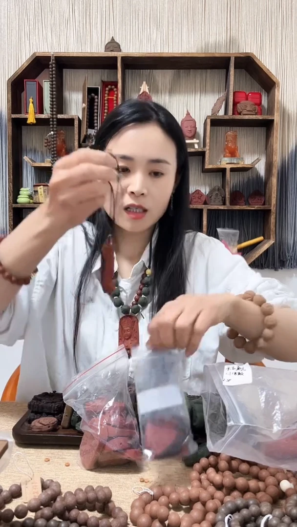 【闪购商品】泥塑大四合红色观音牌