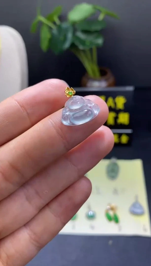 翡翠18K金镶嵌颈饰翡翠吊坠