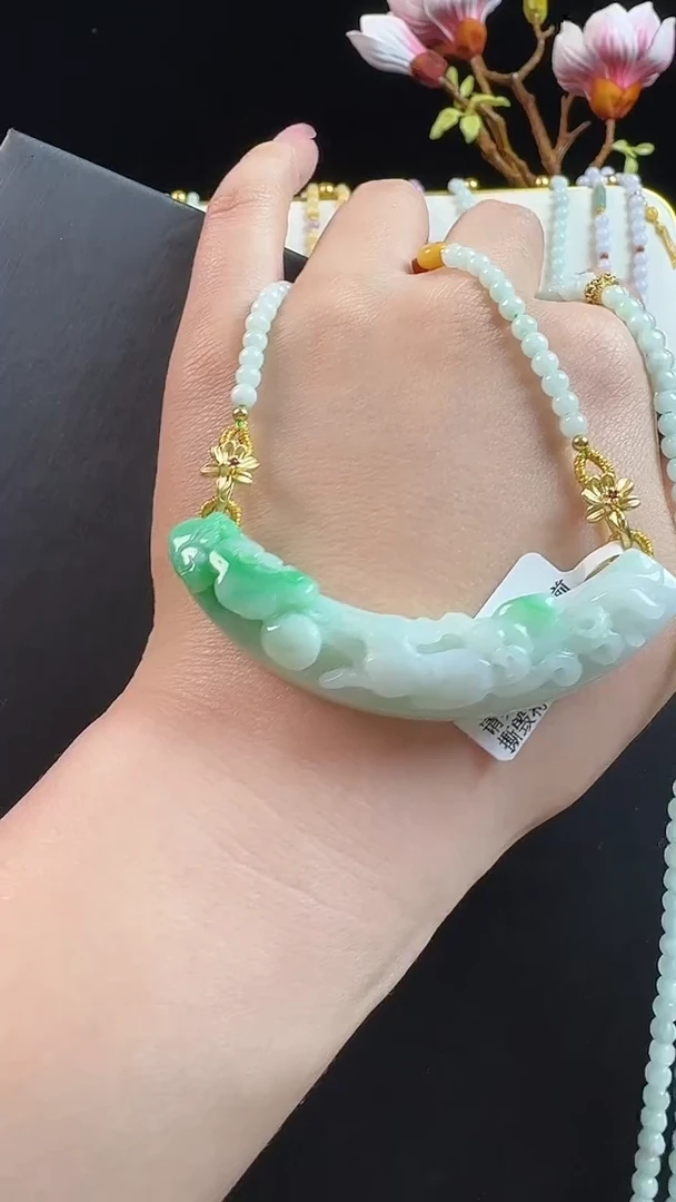 颈饰未镶嵌翡翠弯弯