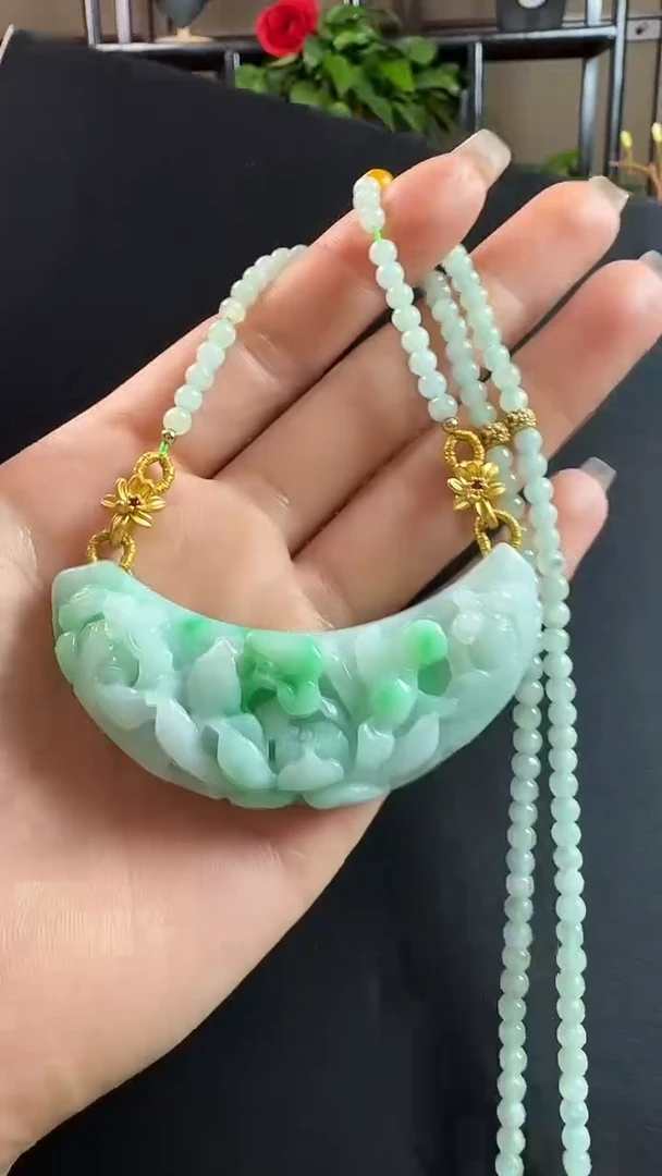 颈饰未镶嵌翡翠弯弯