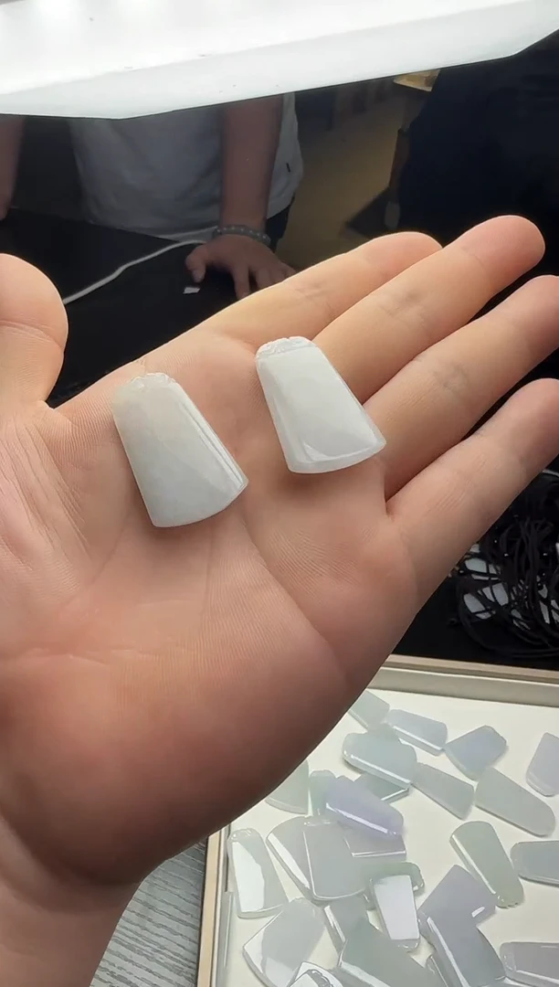 翡翠未镶嵌颈饰29880（多样性发货一个）