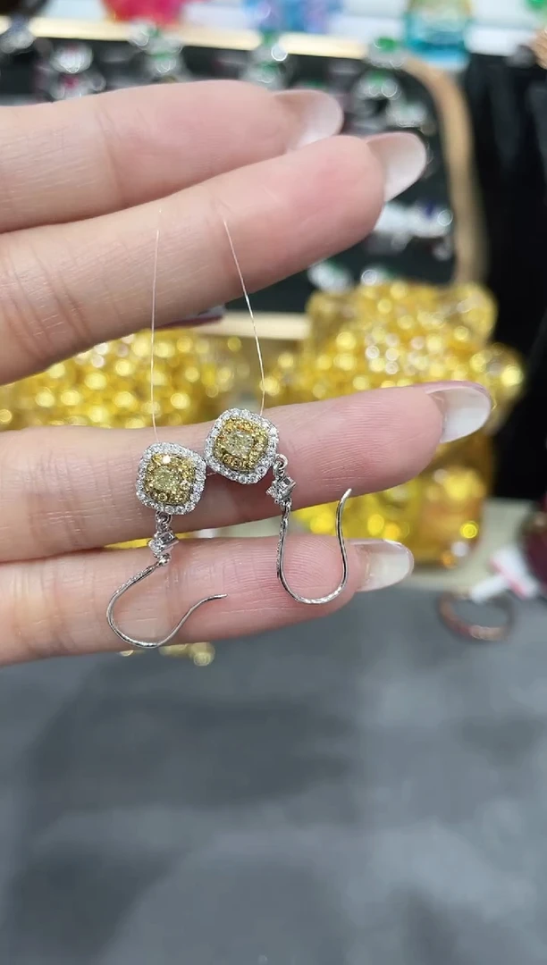 耳饰18K金镶嵌钻石耳饰