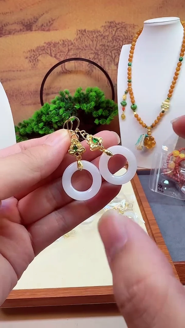 14K金镶嵌和田玉耳饰EEE