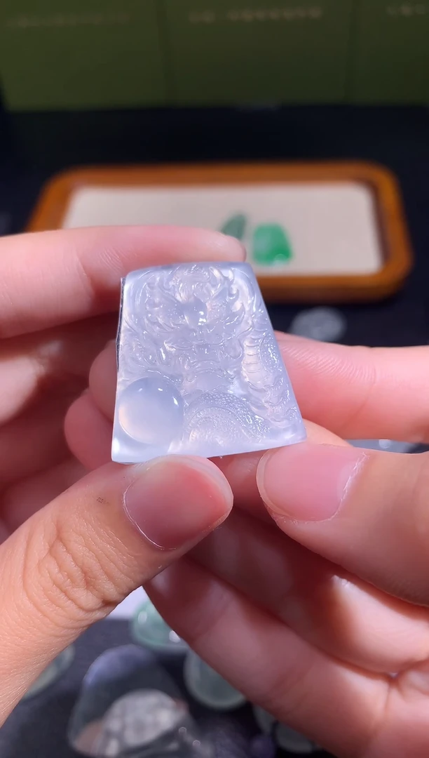 颈饰未镶嵌翡翠龙牌