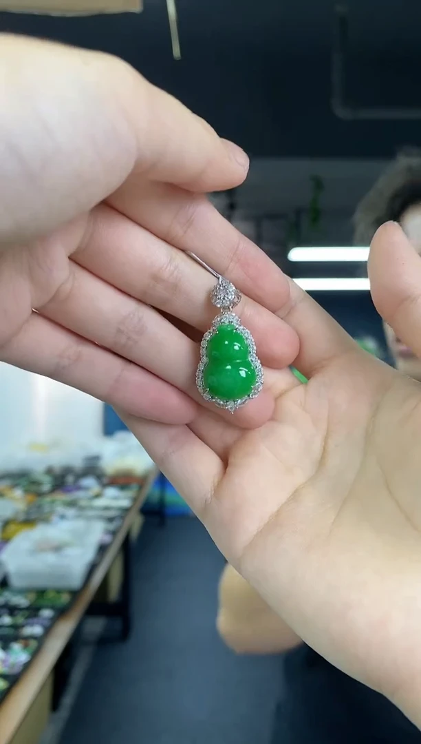 翡翠未镶嵌颈饰多样性发其一，颜色微差