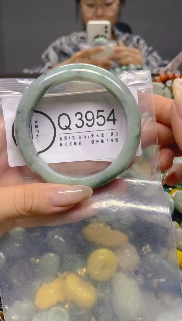 颈饰未镶嵌翡翠55.5/ Q /纹裂沙眼瑕疵介意勿拍