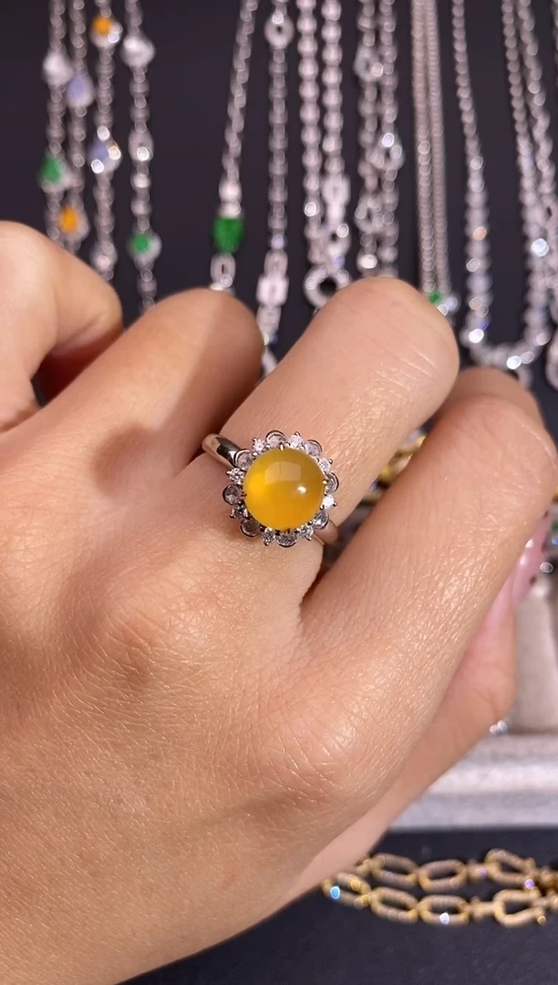 颈饰18K金镶嵌翡翠戒指