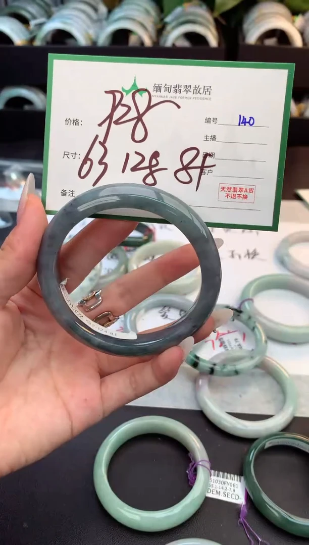 未镶嵌定制翡翠毛货需精细抛光+多人