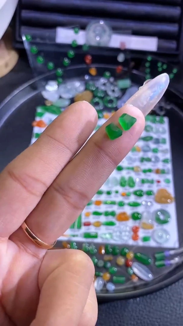 未镶嵌挂件翡翠切割