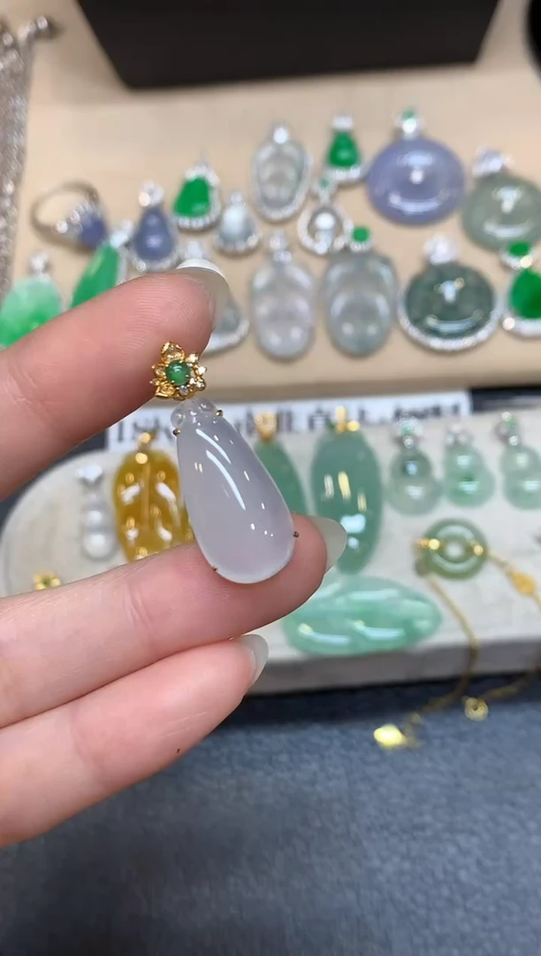 颈饰18K金镶嵌翡翠福瓜【无服务费