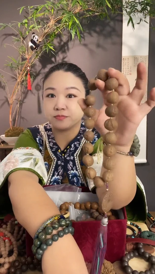 泥塑白龙涎无相佛手持+三皇祥云扣