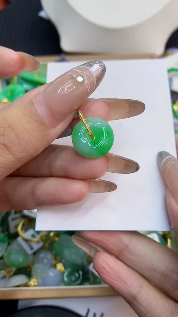 颈饰18K金镶嵌翡翠1