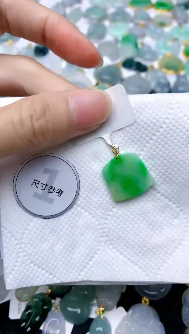 颈饰18K金镶嵌翡翠天然A货翡翠
