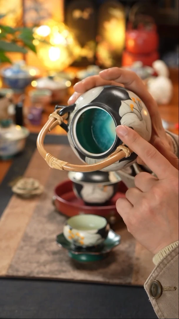 【闪购商品】丘野-魏冉釉下彩黑底白合提梁壶220c