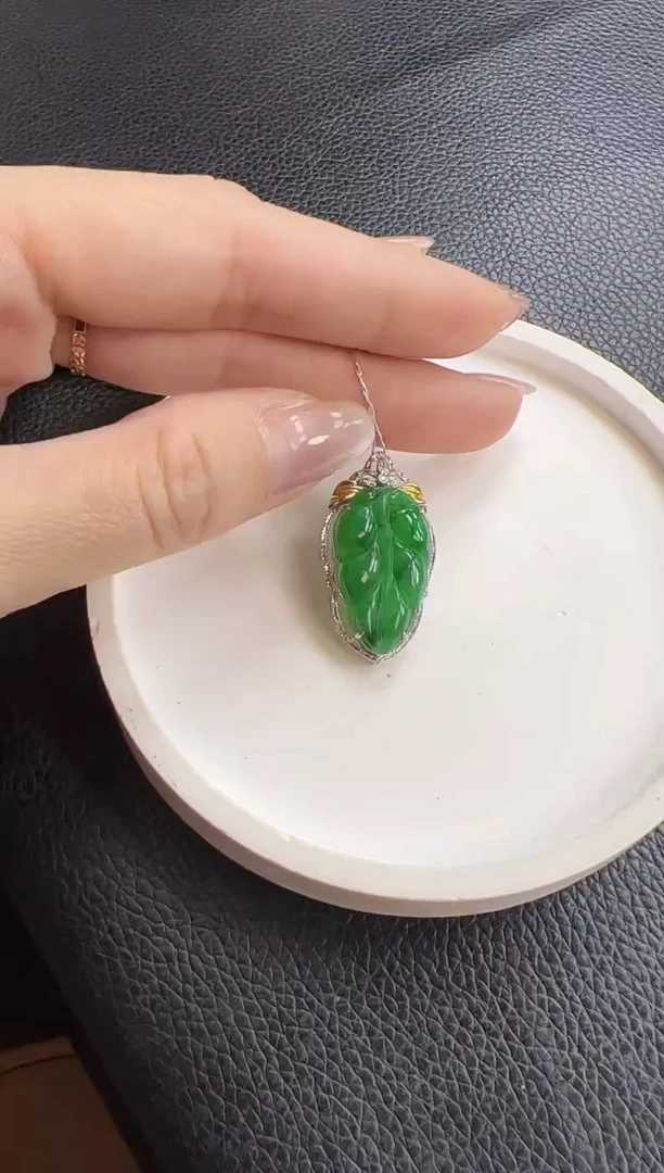 【闪购商品】翡翠颈饰18K金镶嵌叶子