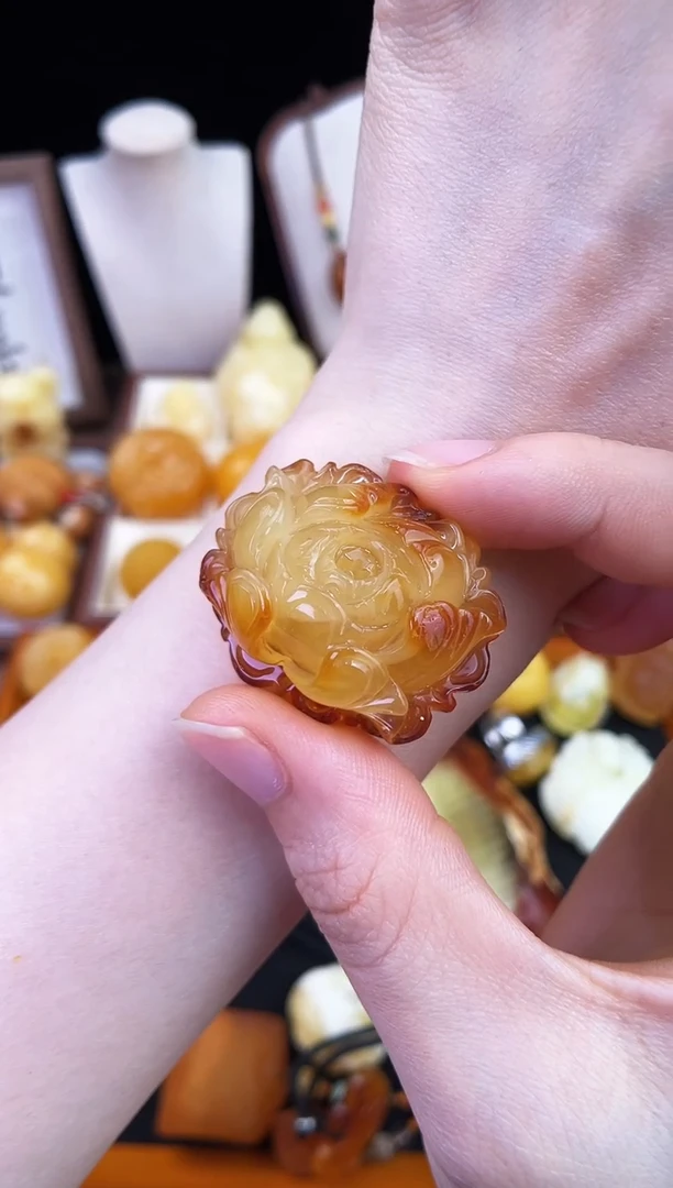 琥珀未镶嵌珠宝奇石手***心柒月